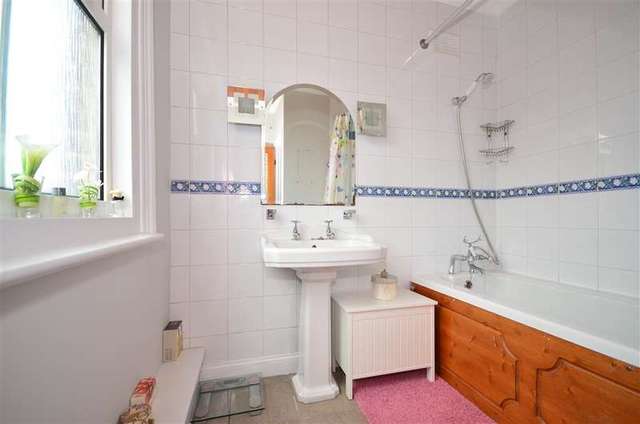  Image of 2 Bedroom Flat for sale at East Grinstead West Sussex East Grinstead, RH19 1DL