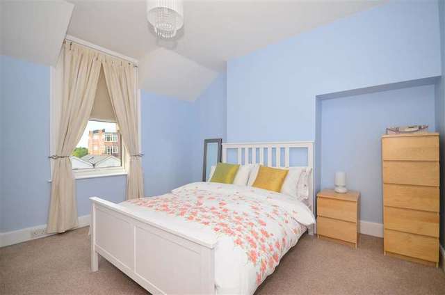  Image of 2 Bedroom Flat for sale at East Grinstead West Sussex East Grinstead, RH19 1DL
