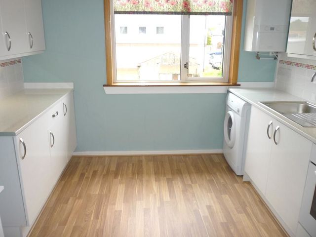  Image of 2 Bedroom Flat to rent at Oakley Fife Fife, KY12 9RJ