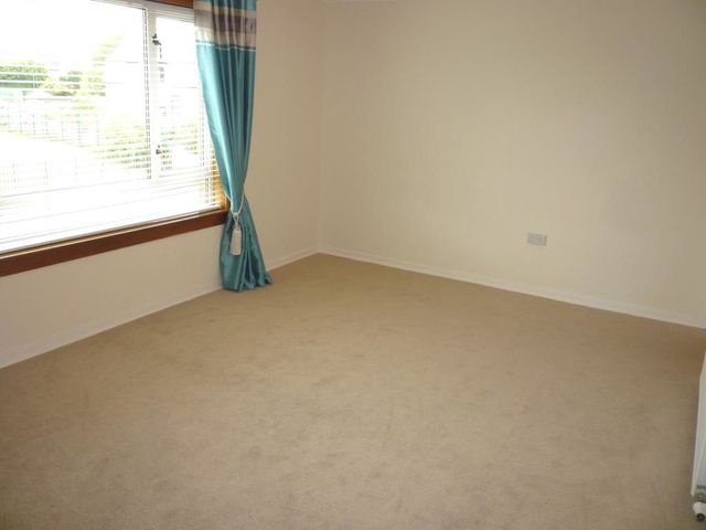  Image of 2 Bedroom Flat to rent at Oakley Fife Fife, KY12 9RJ