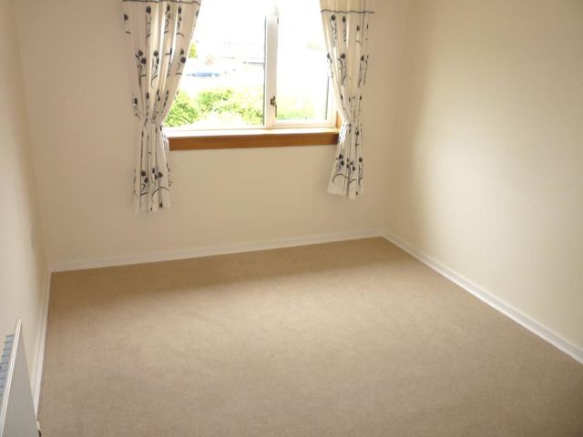  Image of 2 Bedroom Flat to rent at Oakley Fife Fife, KY12 9RJ