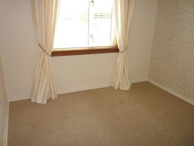  Image of 2 Bedroom Flat to rent at Oakley Fife Fife, KY12 9RJ