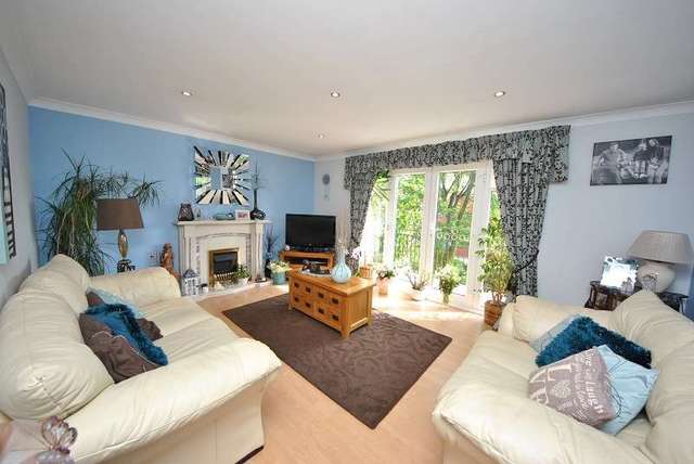  Image of 2 Bedroom Flat for sale at Preston Road  Southport, PR9 9EG