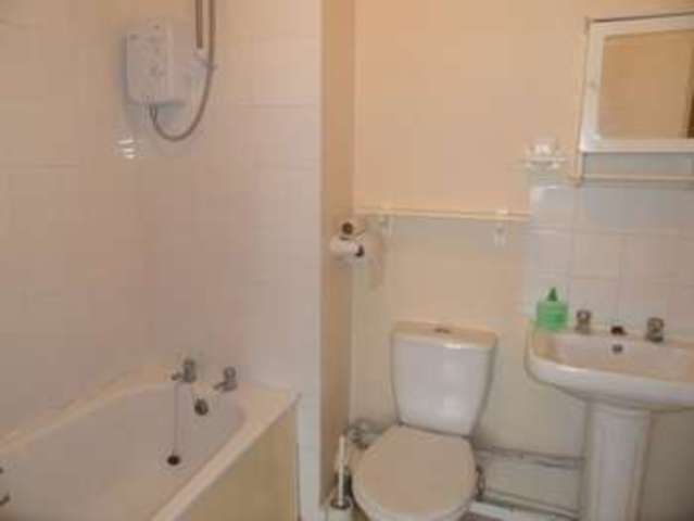  Image of 2 Bedroom Flat to rent at Benyon Path  South Ockendon, RM15 6PE