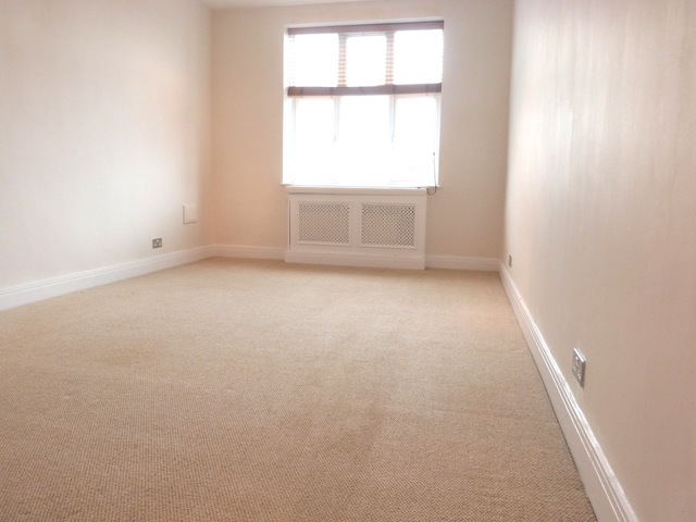  Image of 3 Bedroom Apartment to rent at London, NW11 9PR