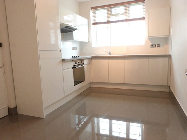  Image of 3 Bedroom Apartment to rent at London, NW11 9PR