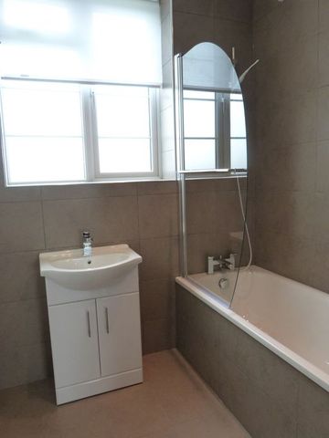 Image of 3 Bedroom Apartment to rent at London, NW11 9PR