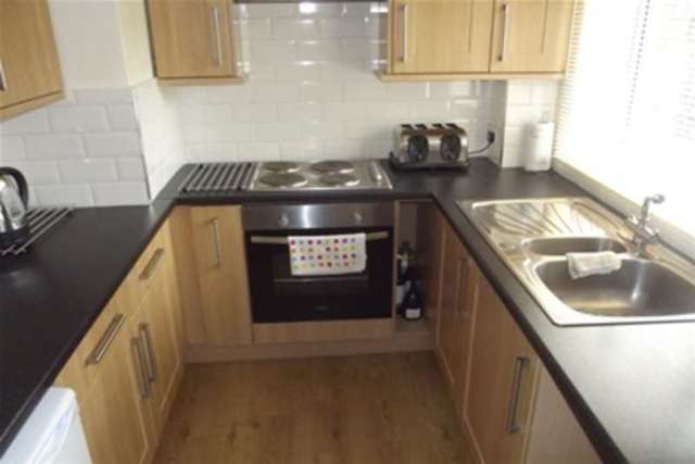  Image of 2 Bedroom Maisonette to rent at Christchurch, BH23 5JU