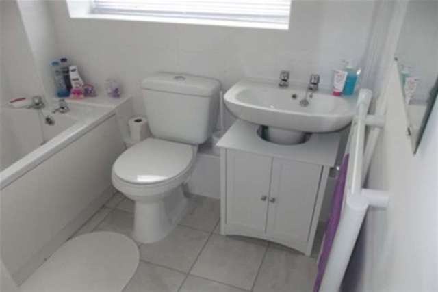  Image of 2 Bedroom Maisonette to rent at Christchurch, BH23 5JU