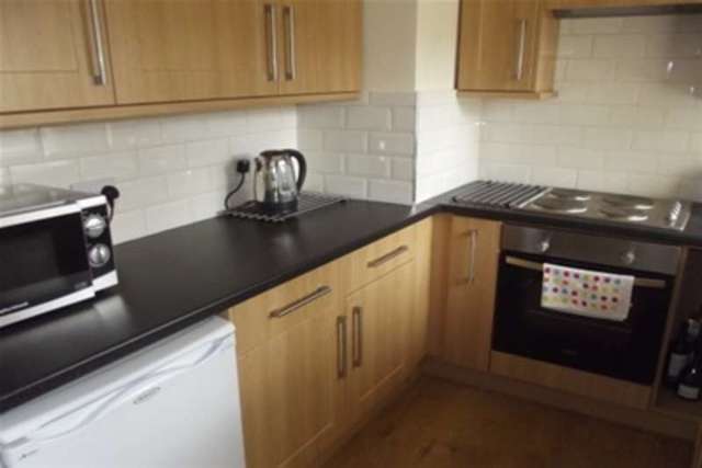  Image of 2 Bedroom Maisonette to rent at Christchurch, BH23 5JU