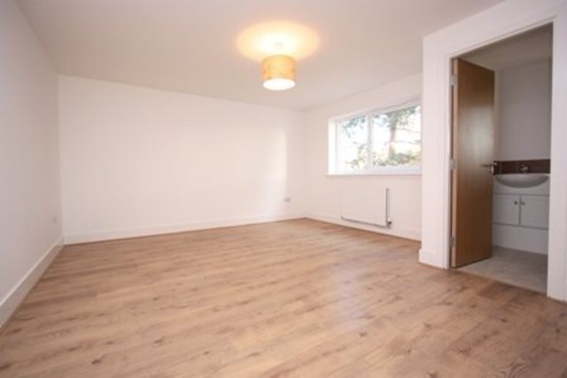  Image of 3 Bedroom Flat to rent at Corstorphine Edinburgh Edinburgh, EH12 7FA