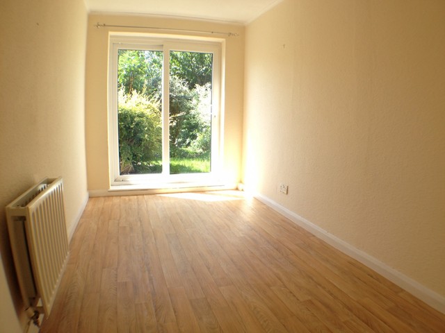  Image of 2 Bedroom Detached to rent at Chichester, PO19 7UY