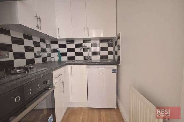  Image of 1 Bedroom Flat to rent at Campden Hill Gardens  London, W8 7AX