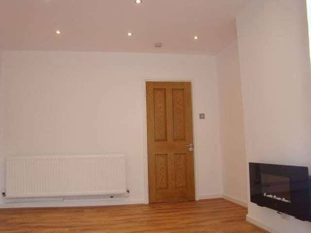  Image of 2 Bedroom Flat to rent at Narford Road  London, E5 8RD