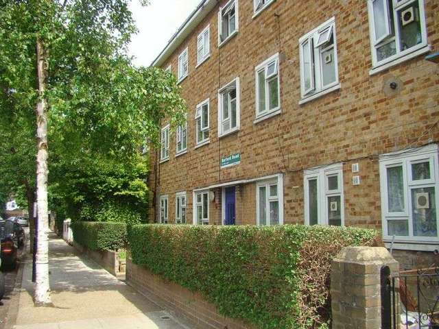  Image of 2 Bedroom Flat to rent at Narford Road  London, E5 8RD