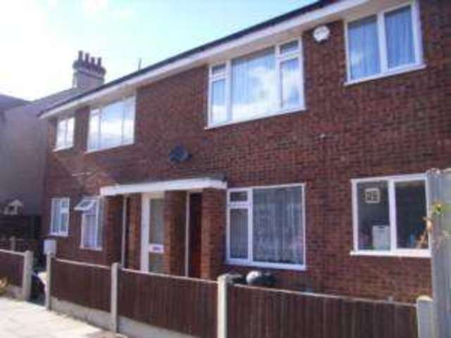  Image of 2 Bedroom Flat to rent at Claremont Gardens  Ilford, IG3 8AH