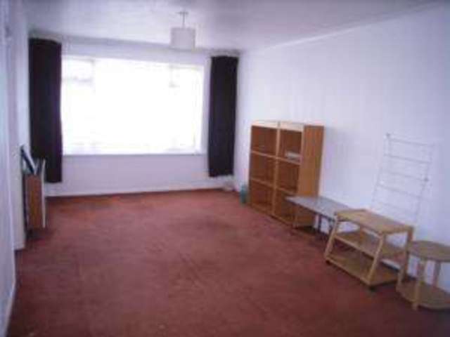  Image of 2 Bedroom Flat to rent at Claremont Gardens  Ilford, IG3 8AH