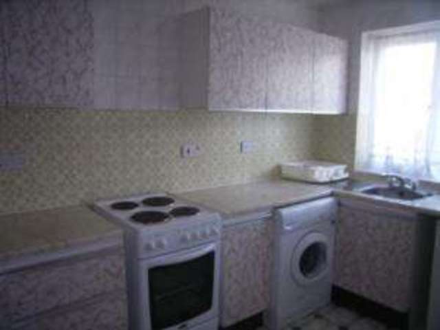  Image of 2 Bedroom Flat to rent at Claremont Gardens  Ilford, IG3 8AH