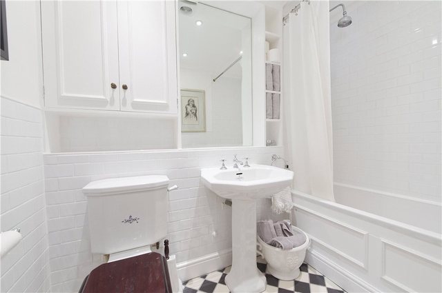  Image of 2 Bedroom Flat for sale at Earls Court Square  London, SW5 9DG
