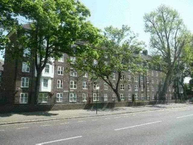  Image of 3 Bedroom Flat to rent at Amhurst Road  London, E8 2AT