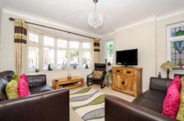  Image of 3 Bedroom Semi-Detached for sale at Chingford  Chingford, E4 7PN