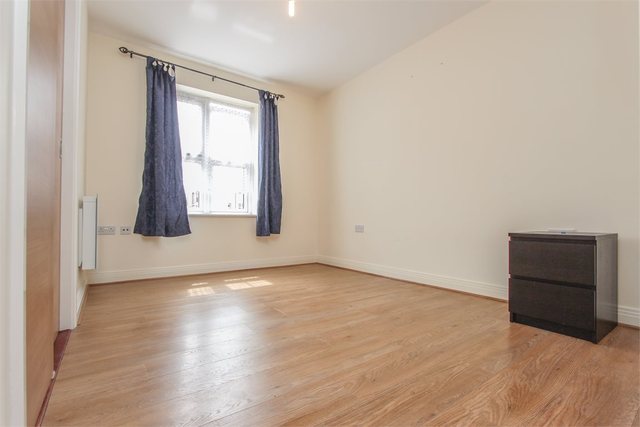  Image of 2 Bedroom Flat to rent at 12 Colnhurst Road  Watford, WD17 4BX