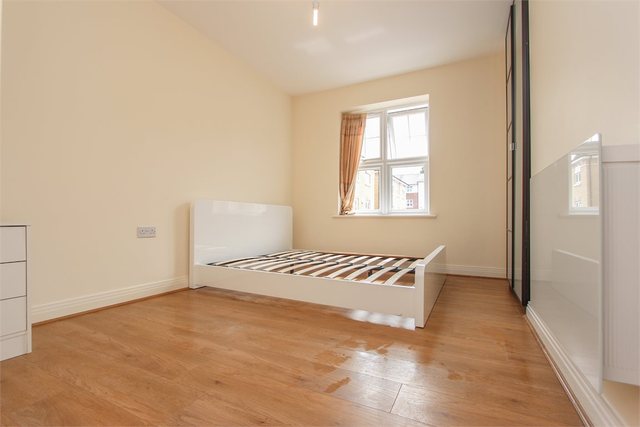  Image of 2 Bedroom Flat to rent at 12 Colnhurst Road  Watford, WD17 4BX