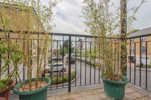  Image of 2 Bedroom Flat to rent at 12 Colnhurst Road  Watford, WD17 4BX