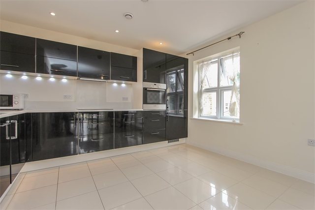  Image of 2 Bedroom Flat to rent at 12 Colnhurst Road  Watford, WD17 4BX