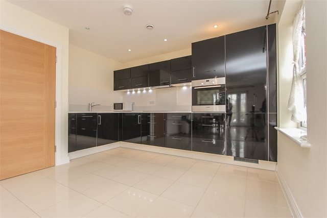 Image of 2 Bedroom Flat to rent at 12 Colnhurst Road  Watford, WD17 4BX