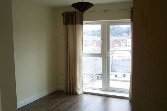  Image of 2 Bedroom Flat to rent at Lightermans Way  Greenhithe, DA9 9FH