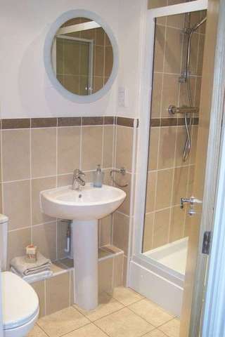  Image of 2 Bedroom Flat to rent at Lightermans Way  Greenhithe, DA9 9FH
