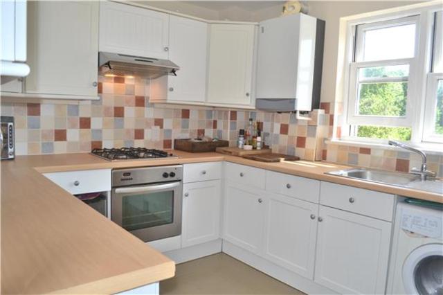  Image of 2 Bedroom Flat to rent at Enfield Middlesex Enfield, EN1 2RX