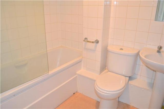  Image of 2 Bedroom Flat to rent at Enfield Middlesex Enfield, EN1 2RX