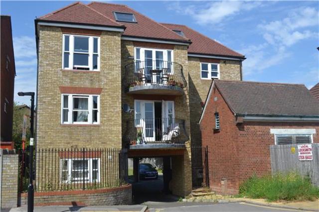  Image of 2 Bedroom Flat to rent at Enfield Middlesex Enfield, EN1 2RX