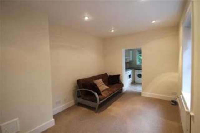  Image of 2 Bedroom Flat to rent at London, SE6 2BY