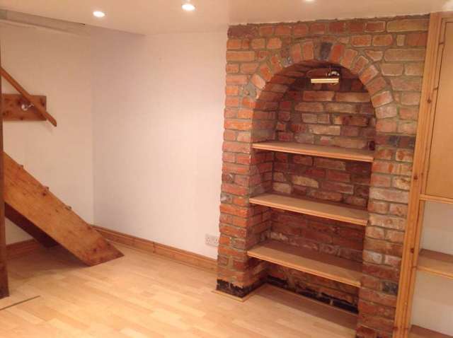  Image of 2 Bedroom Terraced to rent at St Johns Hill  Reading, RG1 4EE