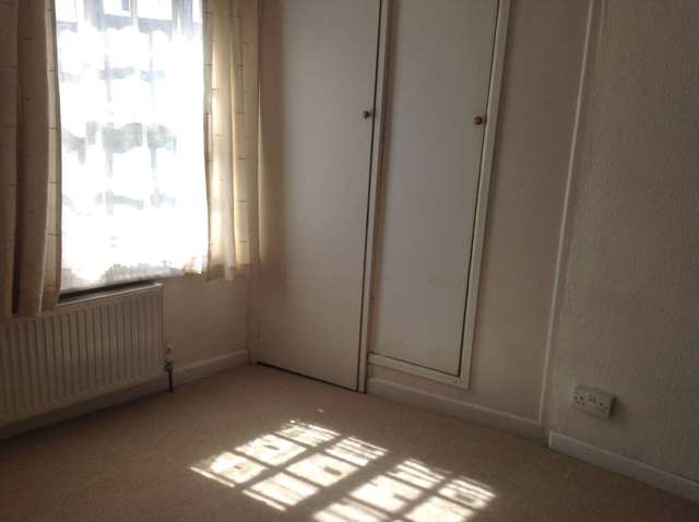  Image of 2 Bedroom Terraced to rent at St Johns Hill  Reading, RG1 4EE