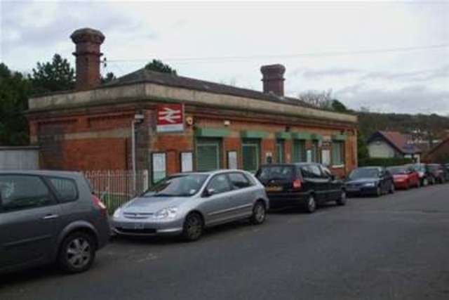  Image of 3 Bedroom Flat to rent at Kenley, CR8 5JD