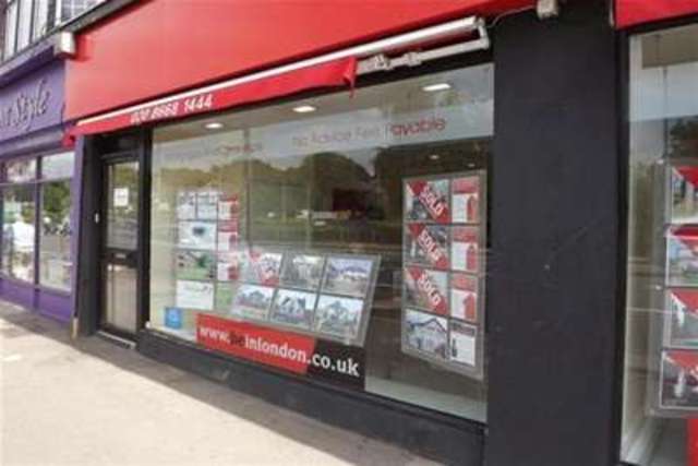  Image of 3 Bedroom Flat to rent at Kenley, CR8 5JD