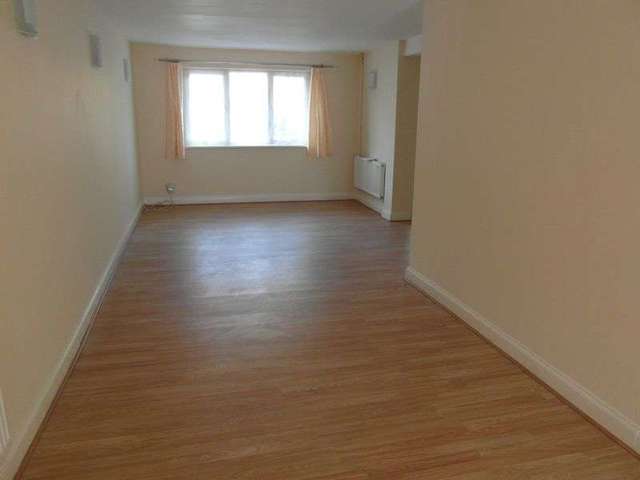  Image of 3 Bedroom Terraced to rent at Dent Close  South Ockendon, RM15 5DS