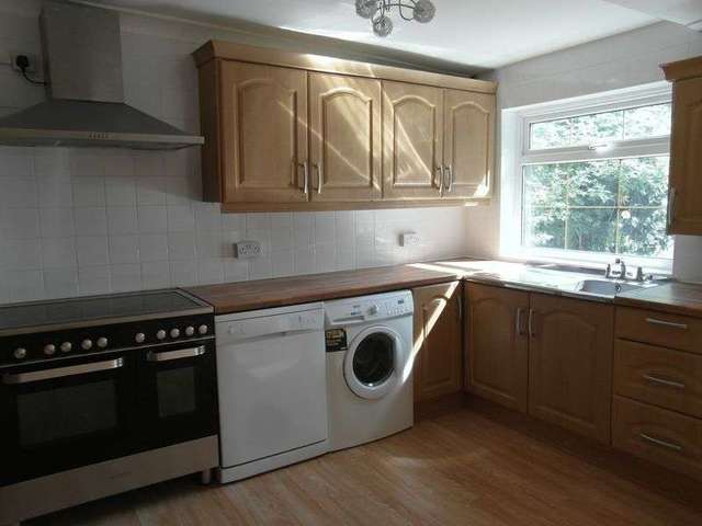  Image of 3 Bedroom Terraced to rent at Dent Close  South Ockendon, RM15 5DS