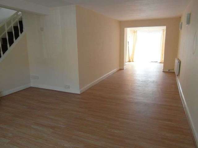  Image of 3 Bedroom Terraced to rent at Dent Close  South Ockendon, RM15 5DS