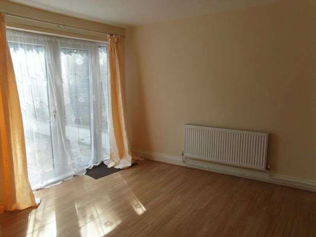  Image of 3 Bedroom Terraced to rent at Dent Close  South Ockendon, RM15 5DS