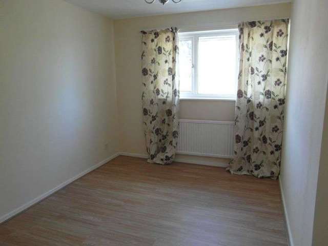  Image of 3 Bedroom Terraced to rent at Dent Close  South Ockendon, RM15 5DS