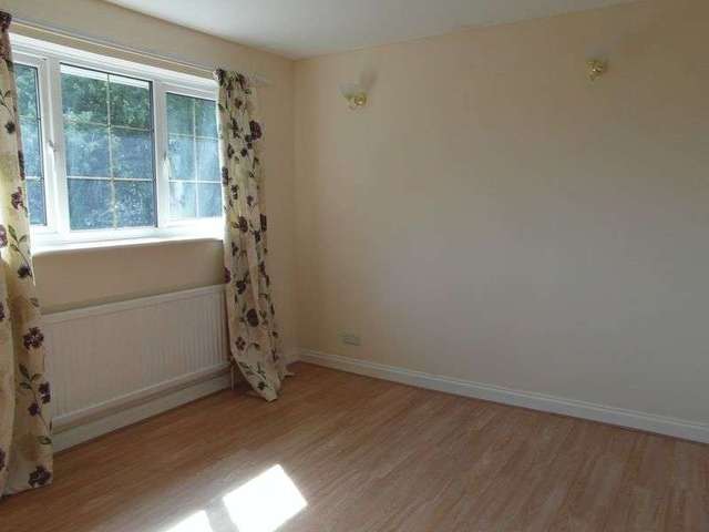  Image of 3 Bedroom Terraced to rent at Dent Close  South Ockendon, RM15 5DS