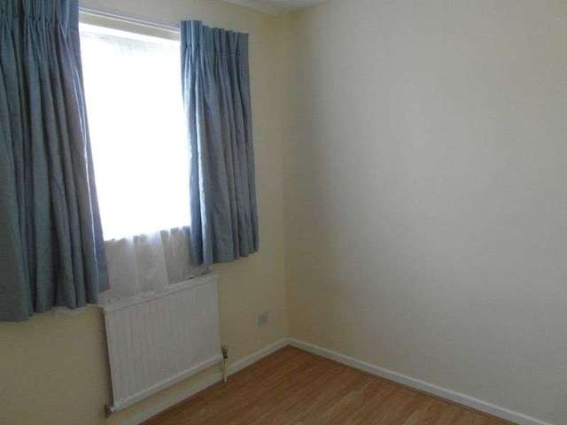  Image of 3 Bedroom Terraced to rent at Dent Close  South Ockendon, RM15 5DS