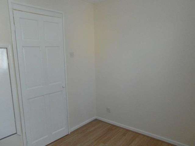  Image of 3 Bedroom Terraced to rent at Dent Close  South Ockendon, RM15 5DS