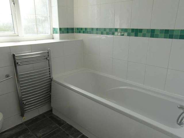  Image of 3 Bedroom Terraced to rent at Dent Close  South Ockendon, RM15 5DS