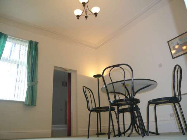  Image of 1 Bedroom Flat to rent at Victoria Crescent Eccles Manchester, M30 9AN